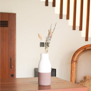 Vase Weiß Braun Kleine dekorative Vase für Trocken- oder Frischblumen, handgegossen aus Ton mit Rattangriff SITU