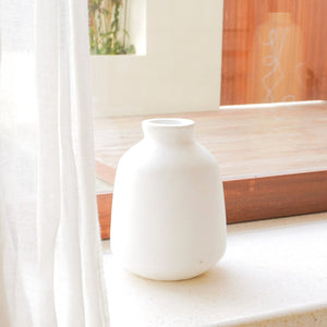 Vase weiß, kleine runde Dekovase für Trocken- oder Frischblumen, handgegossen aus Ton mit BAWA