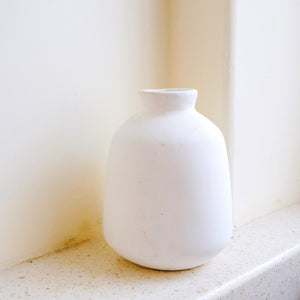 Vase weiß, kleine runde Dekovase für Trocken- oder Frischblumen, handgegossen aus Ton mit BAWA