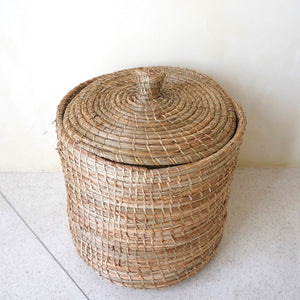 Wäschekorb mit Deckel LANTAI aus Seegras, handgefertigt aus natürlichen Materialien, runder Aufbewahrungskorb für Wäschekörbe