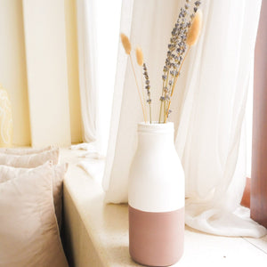 Vase Weiß Braun Kleine dekorative Vase für Trocken- oder Frischblumen, handgegossen aus Ton mit Rattangriff SITU